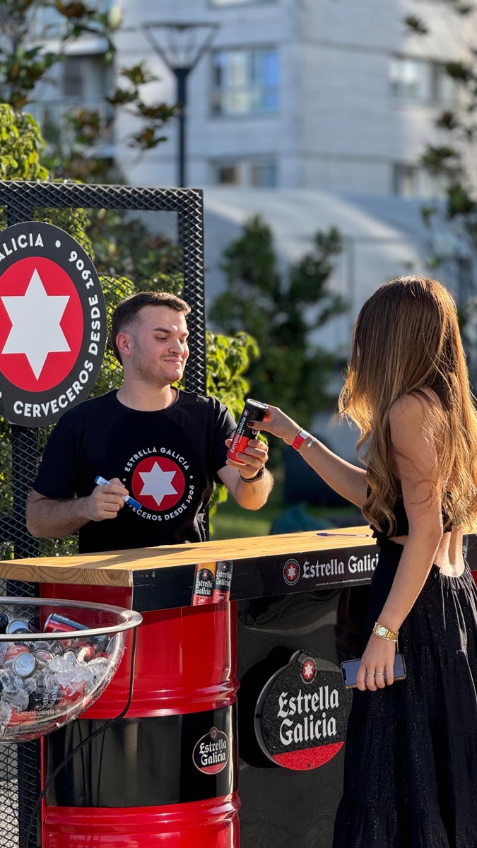 Degustación de cerveza Estrella Galicia en una activación de marca.