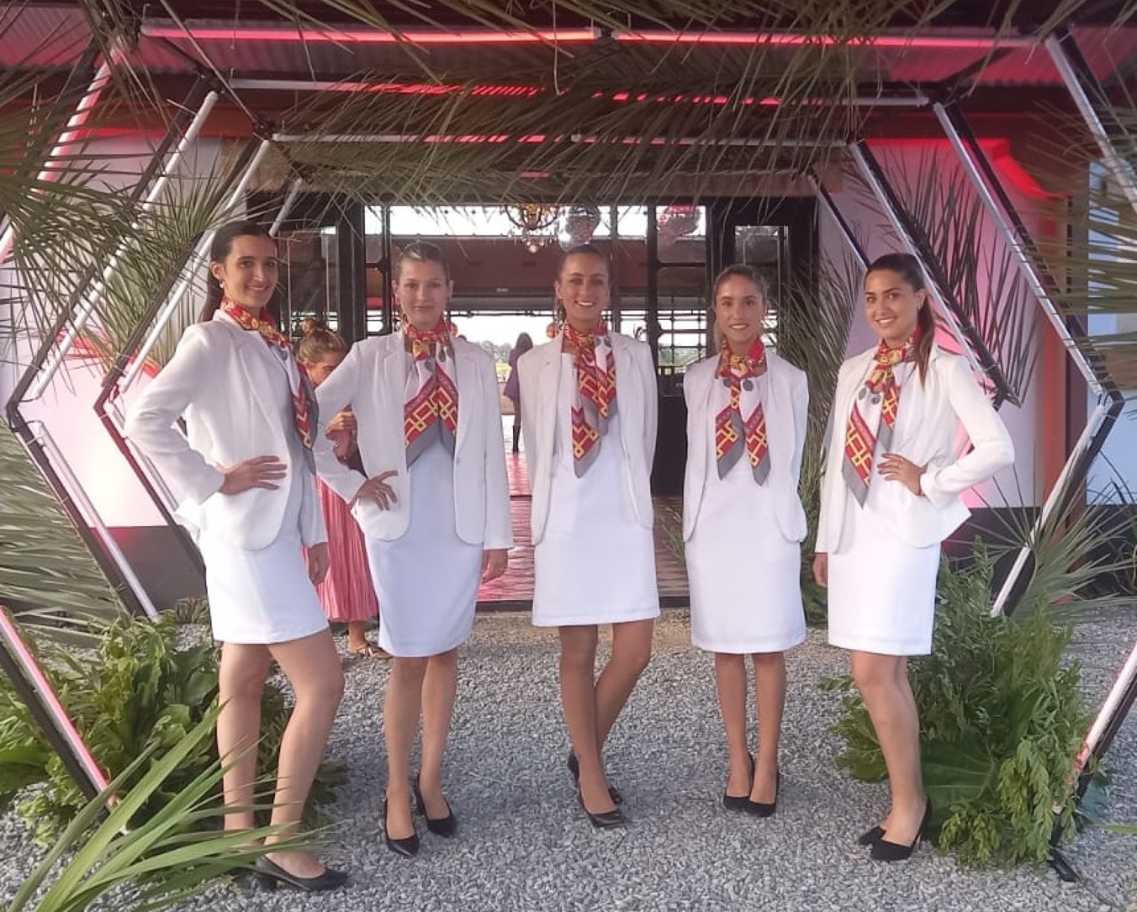 Equipo de promotoras vestidas de blanco en la fiesta de HSBC en Narbona.