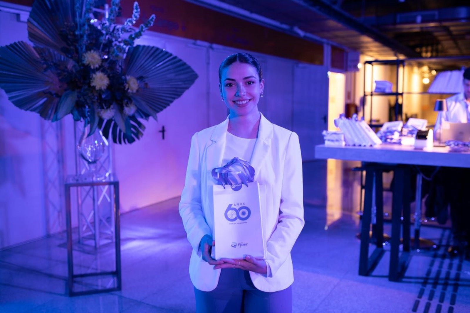 Presentación iluminada con pantallas LED en un evento de Pfizer.
