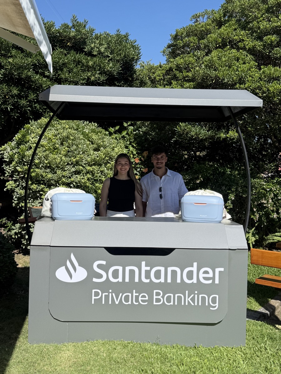 Puesto de Santander Private Banking al aire libre, atendido por dos personas.